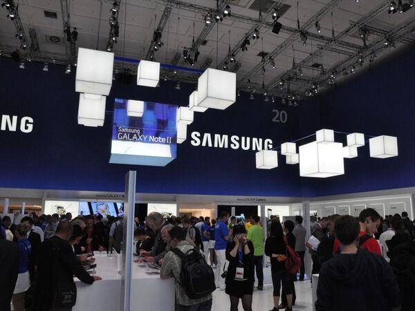 サムスンブースはGALAXYアクセサリーにも注目：IFA2012