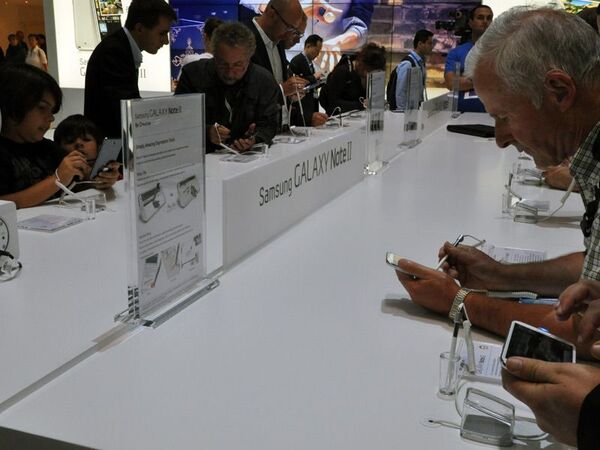 サムスンブースはGALAXYアクセサリーにも注目：IFA2012