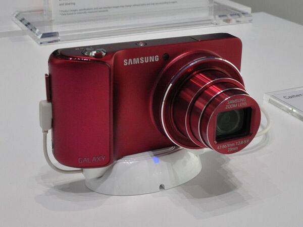 サムスンブースはGALAXYアクセサリーにも注目：IFA2012