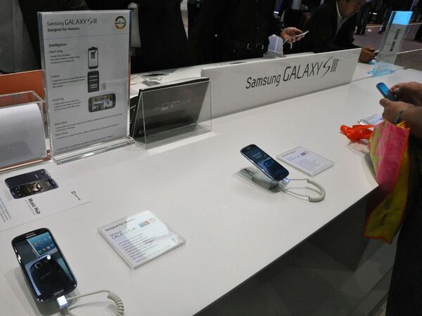 サムスンブースはGALAXYアクセサリーにも注目：IFA2012