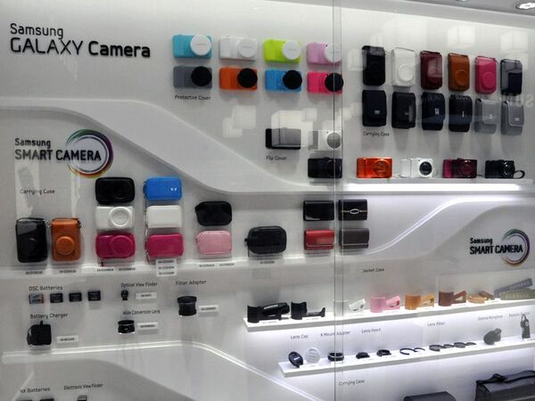 サムスンブースはGALAXYアクセサリーにも注目：IFA2012