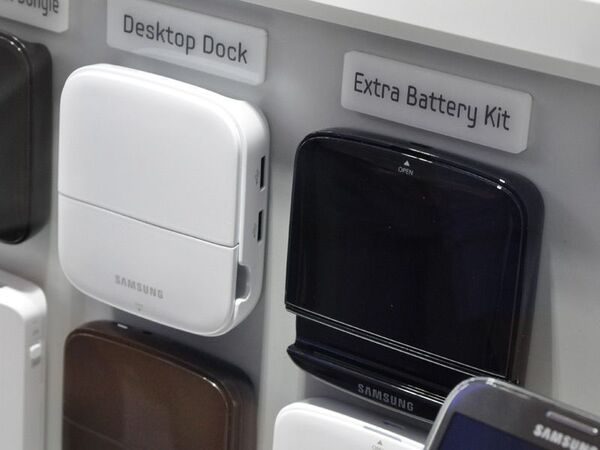 サムスンブースはGALAXYアクセサリーにも注目：IFA2012