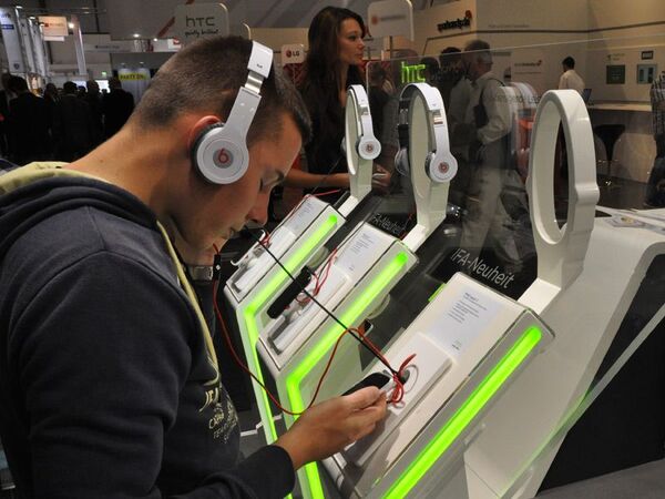 HTC Desire Xを山根博士が会場インプレ：IFA2012