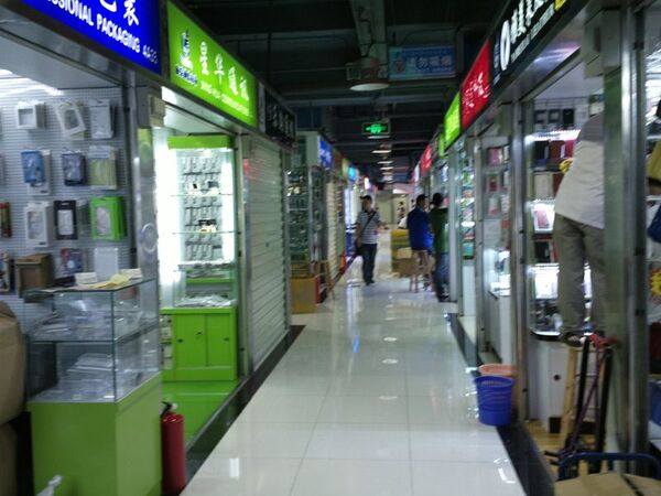 すでに中国では大量生産中！ iPhone 5のカバーがザックザク