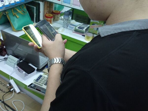 すでに中国では大量生産中！ iPhone 5のカバーがザックザク