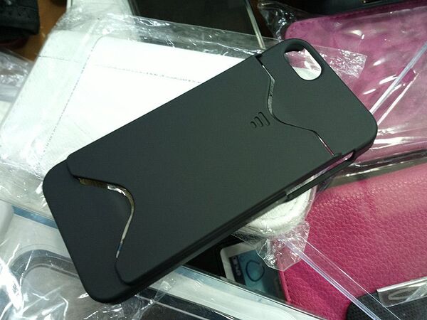 すでに中国では大量生産中！ iPhone 5のカバーがザックザク