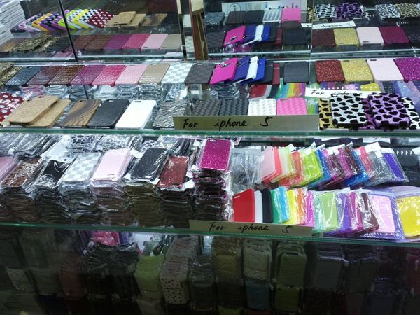 すでに中国では大量生産中！ iPhone 5のカバーがザックザク