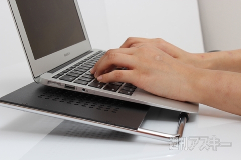 ノートPCの上の空間を有効活用できる『ノートPCだな（棚）』