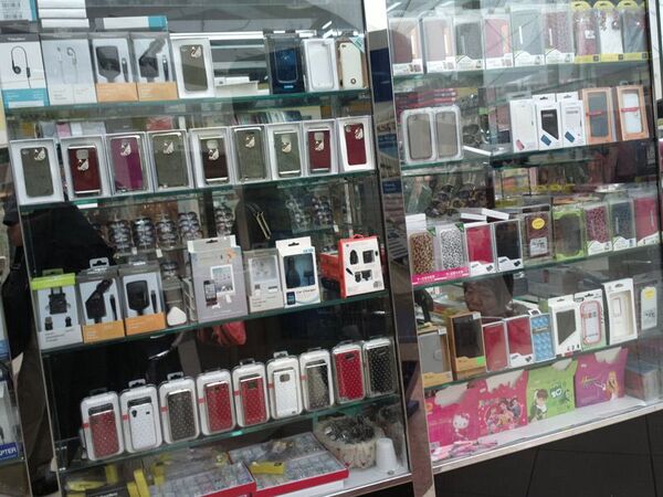 ドバイの“ドラゴン･マート”で怪しい端末を探せ！