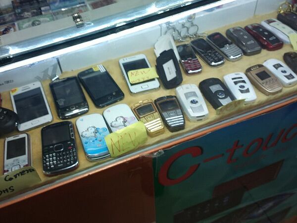 ドバイの“ドラゴン･マート”で怪しい端末を探せ！