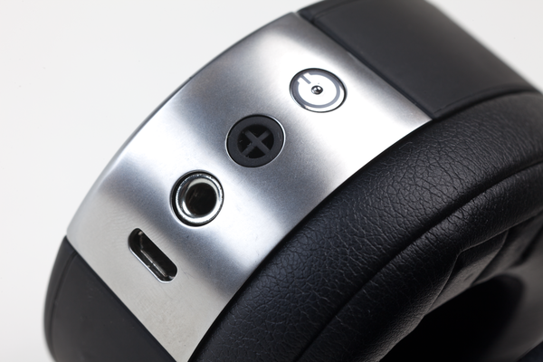 未使用！ Parrot パロット 耳もとでタッチ操作する超ユニークな未来派ヘッドホンParrot Zik