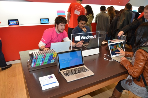 タイムズスクエアでもWindows 8発売