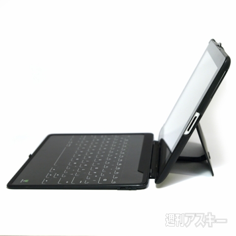 iPad用バックライト機能付きキーボードケース「トゥースキニー」