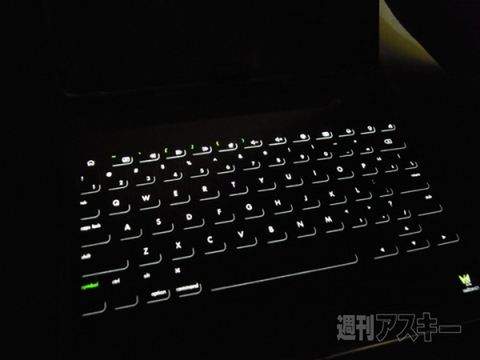 iPad用バックライト機能付きキーボードケース「トゥースキニー」