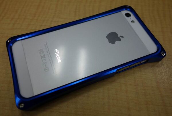 アルミ削り出しバンパーがiPhone5を完成させる！