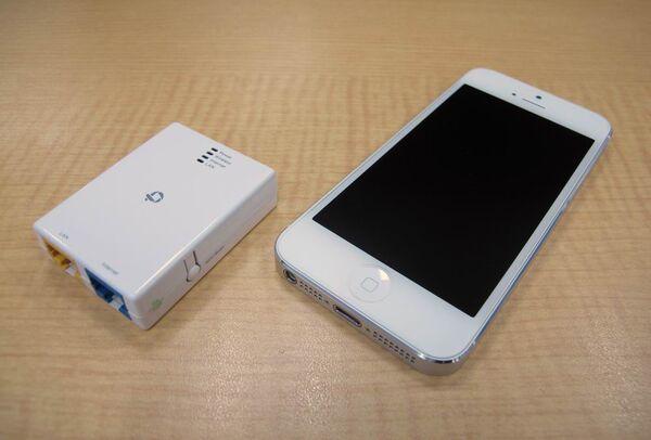 ミニマム出張セットの主役となる超小型WiFiルーター