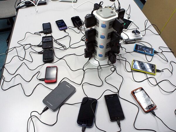 スマートフォン16台を一度に充電しよう！