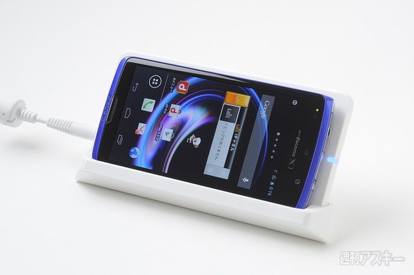 MEDIAS X N-04E：2WAYでおくだけ充電が可能の全部入りモデル