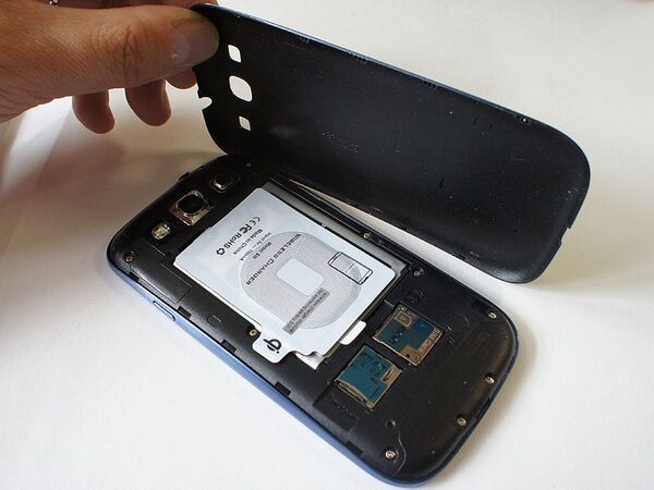 GALAXYをQi充電対応にしちゃう謎のフィルム