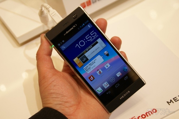 NECカシオの技術で実現！『MEDIAS W』がもたらす2画面スマホの可能性