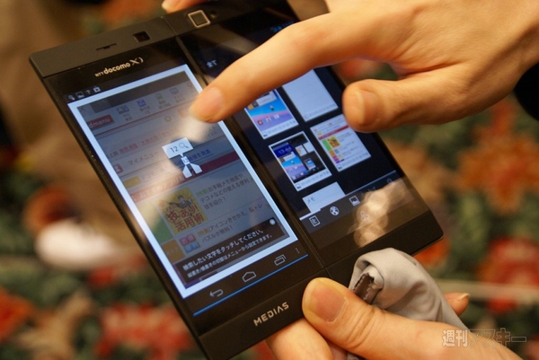 NECカシオの技術で実現！『MEDIAS W』がもたらす2画面スマホの可能性