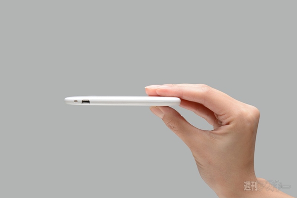 空気のように軽くて薄いWiFiルーターが発売