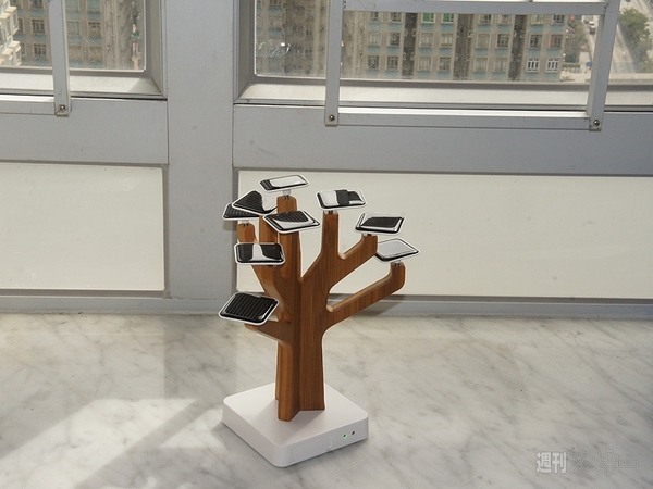 スマホも充電できる太陽電池ツリー