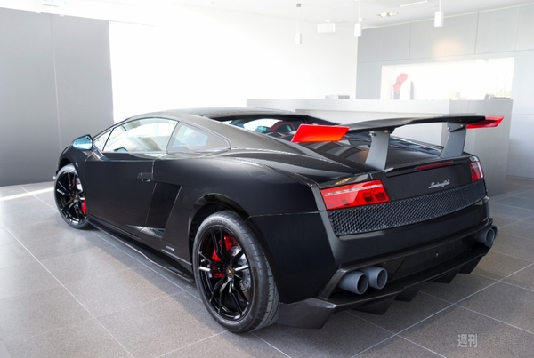 ガヤルド LP570-4 スーパートロフェオ・ストラダーレ・ブラック・フォー・ジャパン