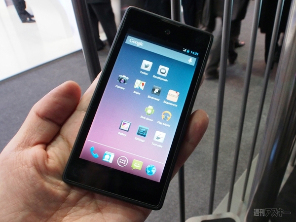 液晶＋電子ペーパーのデュアル画面端末『YotaPhone』を操作してみた：MWC2013