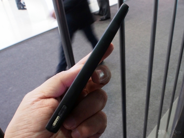 液晶＋電子ペーパーのデュアル画面端末『YotaPhone』を操作してみた：MWC2013