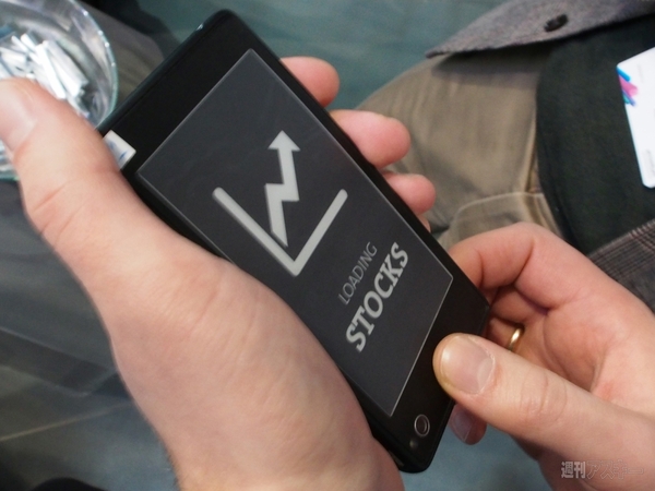液晶＋電子ペーパーのデュアル画面端末『YotaPhone』を操作してみた：MWC2013