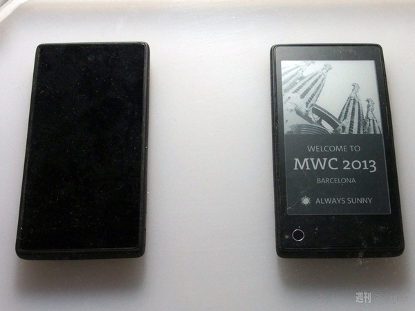 液晶＋電子ペーパーのデュアル画面端末『YotaPhone』を操作してみた：MWC2013