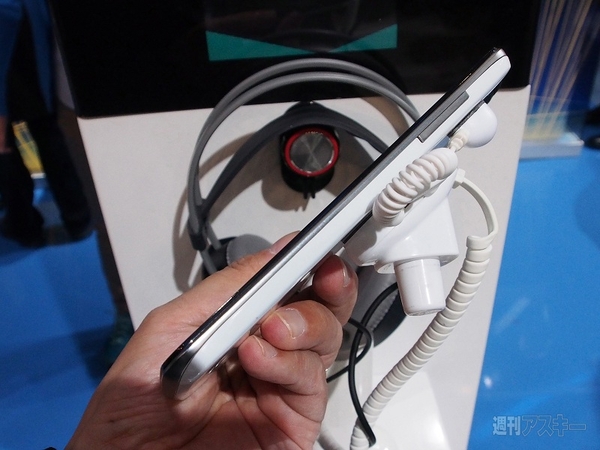 ZTE、5.7インチ大画面とFirefox OSスマホを発表！：MWC2013