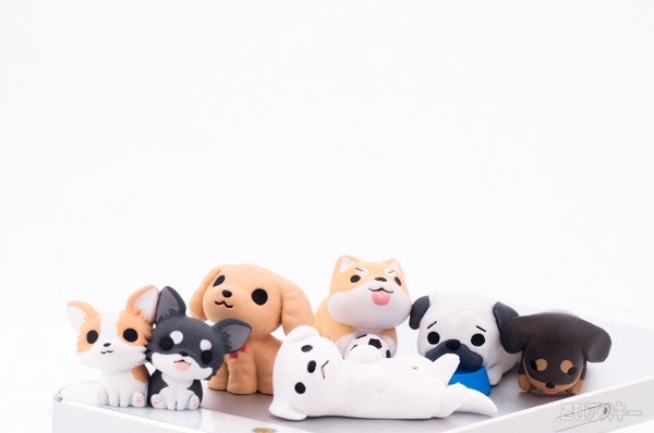 わんこがちょこんと座ったイヤホンジャックカバーと飛びつきにゃんこ