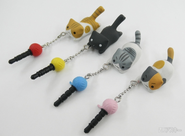 わんこがちょこんと座ったイヤホンジャックカバーと飛びつきにゃんこ