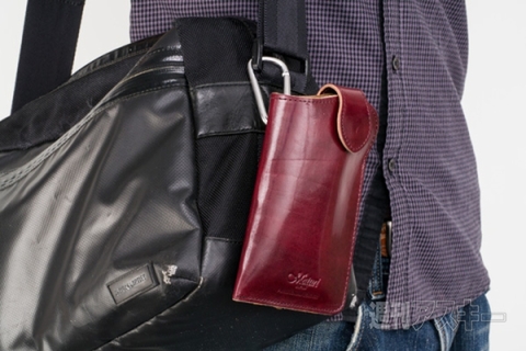 Maturi イタリアンレザー カラビナ付きスマートフォンケース