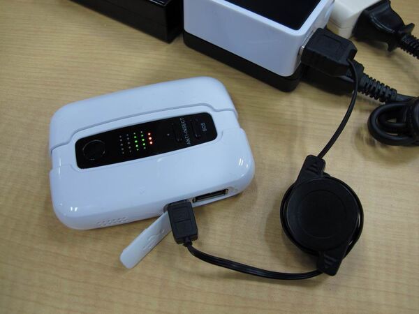 ニギニギすると充電するモバイルバッテリーでキミもムキムキに