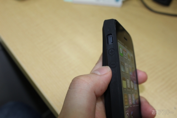 iPhone5に2つ目のバッテリーを付けて使えるPLANEXの薄型ケース