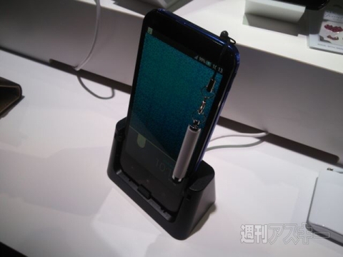 au発表会場で最新機種のハンズオン最速レビュー