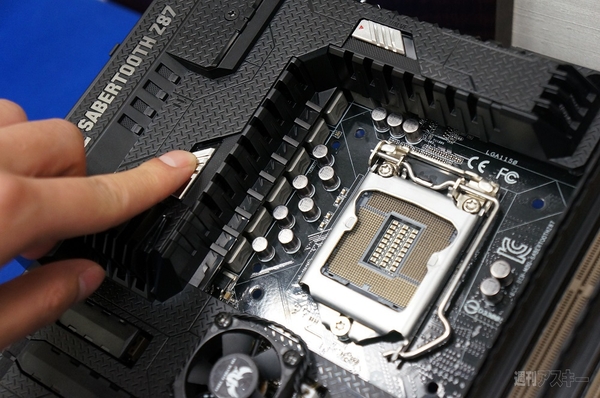 ASUSインテル8シリーズチップセットマザーボード