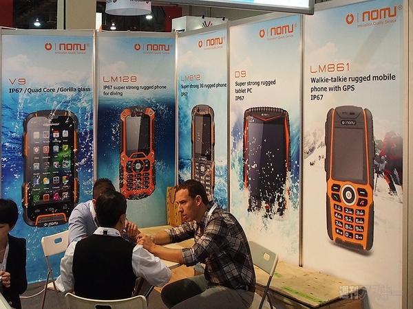 ワンタッチでフィルムも貼れる！ CTIA2013で見かけた面白グッズ