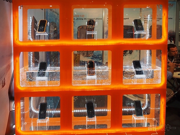 ワンタッチでフィルムも貼れる！ CTIA2013で見かけた面白グッズ