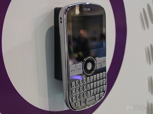 ワンタッチでフィルムも貼れる！ CTIA2013で見かけた面白グッズ