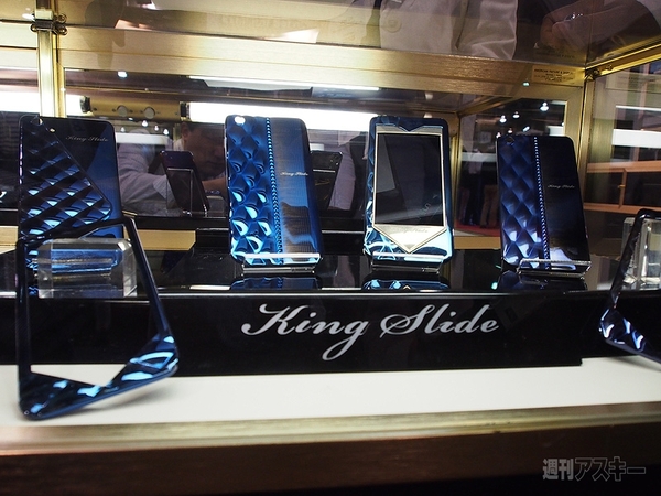 ワンタッチでフィルムも貼れる！ CTIA2013で見かけた面白グッズ