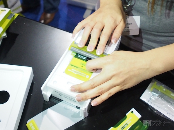 ワンタッチでフィルムも貼れる！ CTIA2013で見かけた面白グッズ