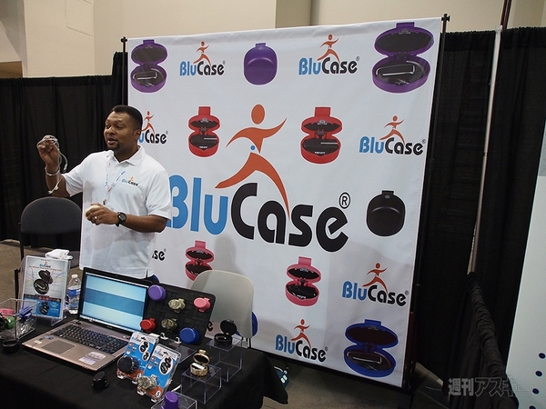 ワンタッチでフィルムも貼れる！ CTIA2013で見かけた面白グッズ