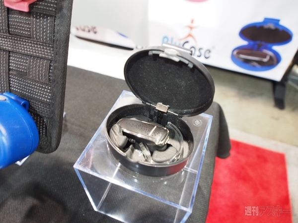 ワンタッチでフィルムも貼れる！ CTIA2013で見かけた面白グッズ