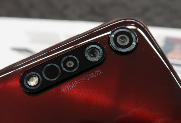 ASCII.jp：モトローラ、ミドルクラスでも3眼カメラで、赤も素敵な 
