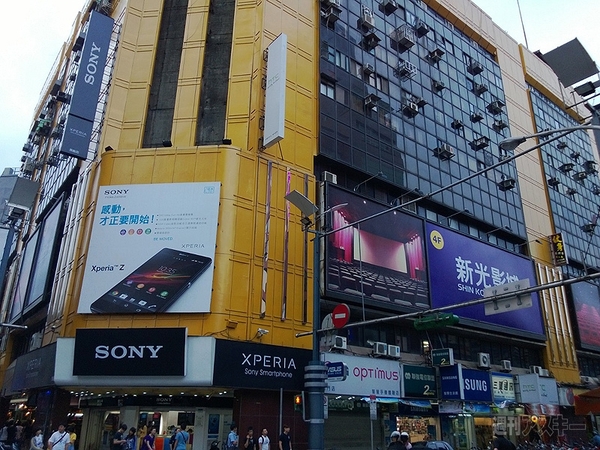 台北で変なスマホを今年もゲット！