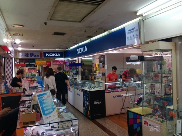 台北で変なスマホを今年もゲット！